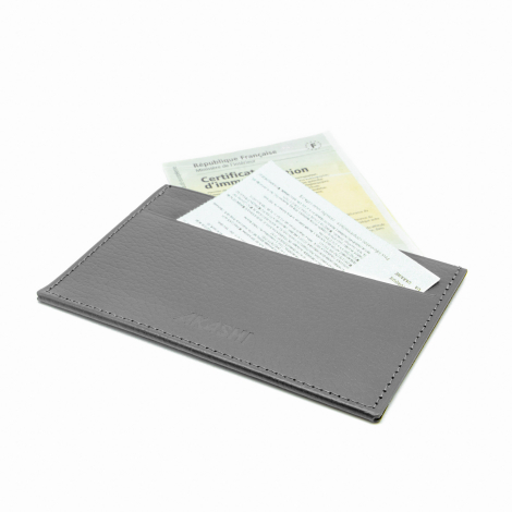 Étui gris garni de documents automobiles.