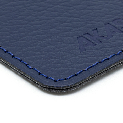 Cuir grainé, surpiqûres et personnalisation.