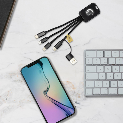 Câble 5-en-1 disposé sur un bureau à proximité d’un smartphone et d’un clavier, avec exemple de personnalisation blanche sur le 
