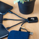 Câble utilisé pour connecter plusieurs appareils électroniques sur un bureau, avec vue rapprochée des cordons tressés et exemple Câble utilisé pour connecter plusieurs appareils électroniques sur un bureau, avec vue rapprochée des cordons tressés et exemple