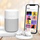 Enceinte et écouteurs près d’un smartphone.