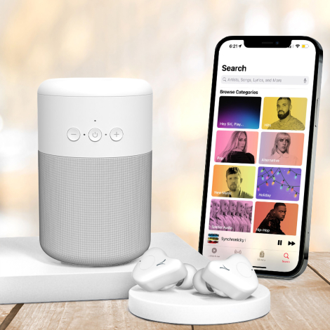 Enceinte et écouteurs près d’un smartphone.