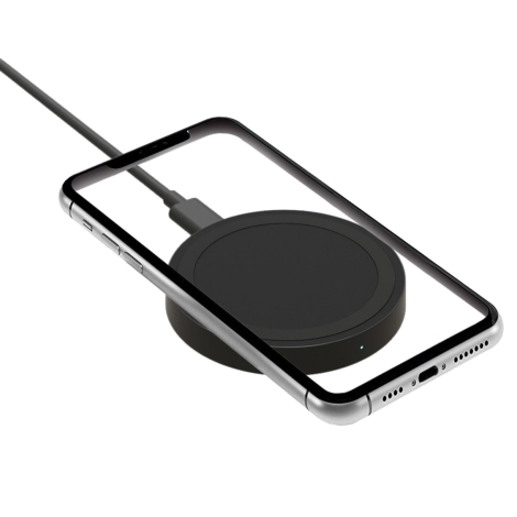 Vue de dessus du chargeur rond noir relié à son câble, avec une zone colorée matérialisée au centre de la surface supérieure, sa