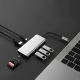 Hub avec cartes mémoire, clés USB et câbles. Hub avec cartes mémoire, clés USB et câbles.