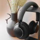 Casque posé sur un support, mettant en valeur son arceau textile rembourré, ses coussinets enveloppants et la finition extérieur Casque posé sur un support, mettant en valeur son arceau textile rembourré, ses coussinets enveloppants et la finition extérieur