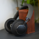 Vue rapprochée du casque posé, permettant d’observer les boutons de commande intégrés sur l’écouteur et les articulations de l’a Vue rapprochée du casque posé, permettant d’observer les boutons de commande intégrés sur l’écouteur et les articulations de l’a