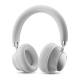 Casque blanc et aluminium avec coussinets rembourrés.