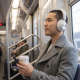Casque porté dans les transports en commun.