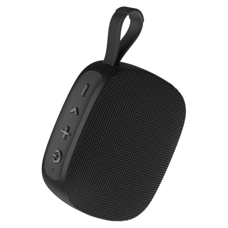 Vue de trois quarts de l’enceinte sur fond blanc, mettant en avant sa façade textile, ses boutons de commande latéraux et sa dra