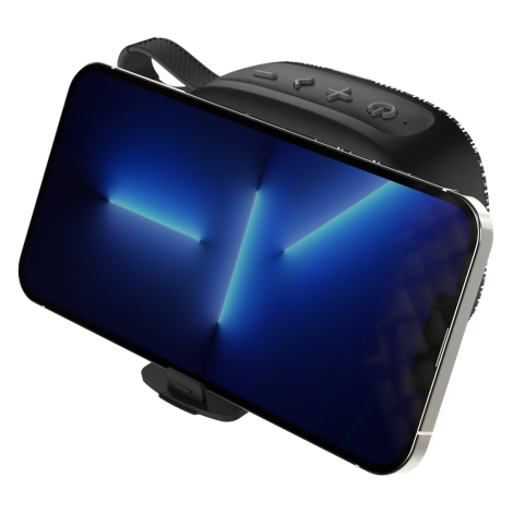 Enceinte utilisée comme support pour un smartphone placé en position paysage.
