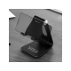 Support noir pliable pour smartphone personnalisé avec un logo, posé sur un bureau avec un téléphone installé horizontalement. Support noir pliable pour smartphone personnalisé avec un logo, posé sur un bureau avec un téléphone installé horizontalement.
