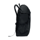 Vue de profil d’un sac à dos noir avec rabat supérieur, bretelle rembourrée en filet, poche latérale en filet et poche frontale Vue de profil d’un sac à dos noir avec rabat supérieur, bretelle rembourrée en filet, poche latérale en filet et poche frontale