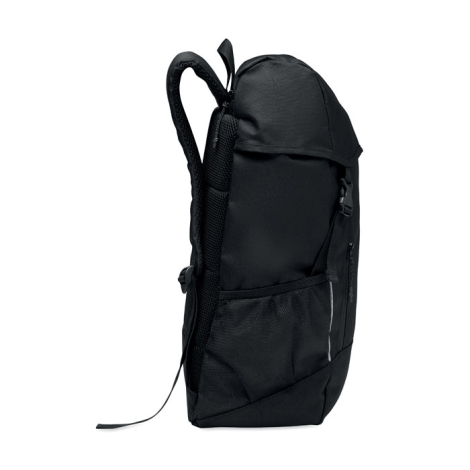 Vue de profil d’un sac à dos noir avec rabat supérieur, bretelle rembourrée en filet, poche latérale en filet et poche frontale 