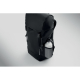Sac à dos noir vu de trois quarts, avec une bouteille placée dans l’une des poches latérales en filet. Sac à dos noir vu de trois quarts, avec une bouteille placée dans l’une des poches latérales en filet.