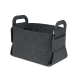 Panier de rangement en feutre gris foncé vu de trois quarts arrière, avec deux poignées découpées et large panneau uni. Panier de rangement en feutre gris foncé vu de trois quarts arrière, avec deux poignées découpées et large panneau uni.
