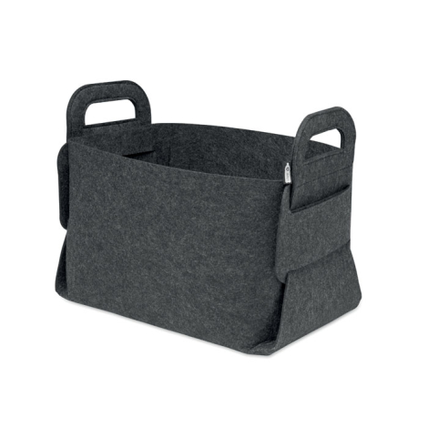 Panier de rangement en feutre gris foncé vu de trois quarts arrière, avec deux poignées découpées et large panneau uni.