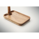 Gros plan sur le plateau rectangulaire en bois du vide-poches, avec son bord surélevé et la base du support vertical. Gros plan sur le plateau rectangulaire en bois du vide-poches, avec son bord surélevé et la base du support vertical.