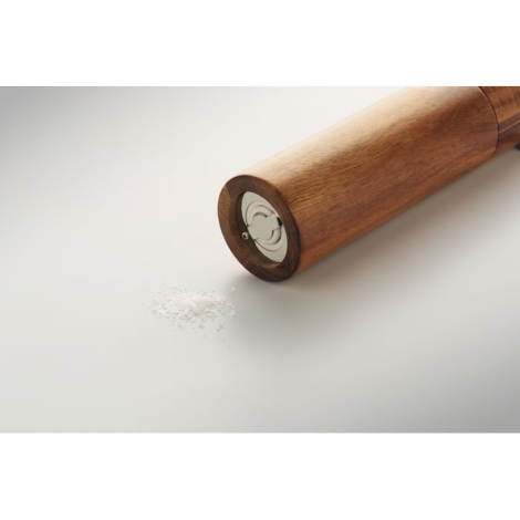 Gros plan sur la partie inférieure d’un moulin en bois d’acacia couché, montrant son mécanisme de broyage.