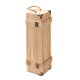 Vue arrière du coffret à vin vertical en bois clair, avec poignée en corde, renforts d’angle métalliques et charnières apparente Vue arrière du coffret à vin vertical en bois clair, avec poignée en corde, renforts d’angle métalliques et charnières apparente