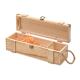 Coffret à vin en bois clair présenté ouvert et couché, laissant voir son compartiment intérieur et des copeaux de calage, avec p Coffret à vin en bois clair présenté ouvert et couché, laissant voir son compartiment intérieur et des copeaux de calage, avec p