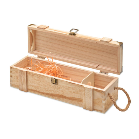 Coffret à vin en bois clair présenté ouvert et couché, laissant voir son compartiment intérieur et des copeaux de calage, avec p