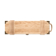 Vue de dessus du coffret à vin fermé, montrant son long couvercle en bois clair, ses deux traverses et ses renforts d’angle méta Vue de dessus du coffret à vin fermé, montrant son long couvercle en bois clair, ses deux traverses et ses renforts d’angle méta
