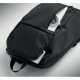 Sac à dos noir posé à plat avec deux poches frontales ouvertes, contenant une paire de lunettes et un smartphone. Sac à dos noir posé à plat avec deux poches frontales ouvertes, contenant une paire de lunettes et un smartphone.