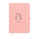 Cahier A5 rose à couverture rigide, fermé par un élastique assorti, avec un logo gris imprimé au centre de la couverture. Cahier A5 rose à couverture rigide, fermé par un élastique assorti, avec un logo gris imprimé au centre de la couverture.