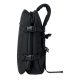 Vue latérale du sac à dos noir montrant les deux sangles de compression à boucles, les compartiments zippés et une bretelle remb Vue latérale du sac à dos noir montrant les deux sangles de compression à boucles, les compartiments zippés et une bretelle remb