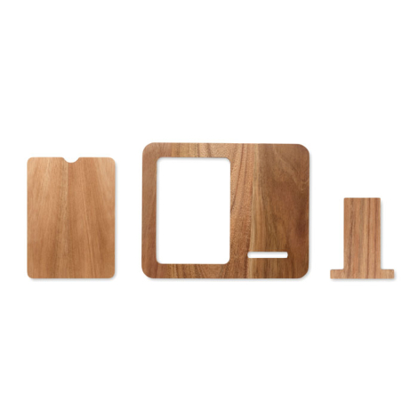 Vue des trois éléments en bois démontés : cadre principal, plaque arrière du cadre photo et support pour smartphone.