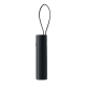 Vue arrière d’une batterie externe noire de forme allongée avec sa dragonne formant une large boucle. Vue arrière d’une batterie externe noire de forme allongée avec sa dragonne formant une large boucle.