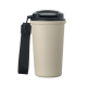 Gobelet beige à paroi lisse avec couvercle noir et dragonne noire fixée sur le côté. Gobelet beige à paroi lisse avec couvercle noir et dragonne noire fixée sur le côté.