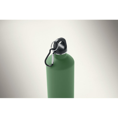 Vue rapprochée d’une bouteille verte avec bouchon noir à large anneau et mousqueton métallique.