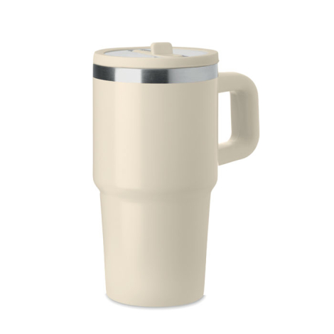 Gobelet isotherme beige avec anse latérale, présenté avec la paille rabattue dans le couvercle.