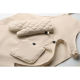 Gros plan sur un tablier beige avec une manique carrée et un gant de cuisine assortis, présentant des surpiqûres en losange. Gros plan sur un tablier beige avec une manique carrée et un gant de cuisine assortis, présentant des surpiqûres en losange.