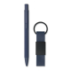 Stylo bille bleu foncé à clip et porte-clés assorti composé d’une lanière et d’un anneau noirs, présentés côte à côte. Stylo bille bleu foncé à clip et porte-clés assorti composé d’une lanière et d’un anneau noirs, présentés côte à côte.