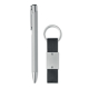 Stylo bille argenté à finitions métalliques brillantes accompagné d’un porte-clés noir avec anneau et plaque rectangulaire argen Stylo bille argenté à finitions métalliques brillantes accompagné d’un porte-clés noir avec anneau et plaque rectangulaire argen