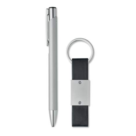 Stylo bille argenté à finitions métalliques brillantes accompagné d’un porte-clés noir avec anneau et plaque rectangulaire argen