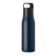 Bouteille isotherme bleu foncé à silhouette légèrement galbée, avec bouchon noir intégrant une large poignée rectangulaire. Bouteille isotherme bleu foncé à silhouette légèrement galbée, avec bouchon noir intégrant une large poignée rectangulaire.