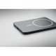 Vue en perspective du powerbank noir posé à plat, montrant son profil fin, son port USB-C et ses indicateurs latéraux. Vue en perspective du powerbank noir posé à plat, montrant son profil fin, son port USB-C et ses indicateurs latéraux.