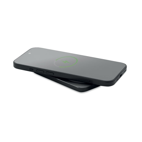 Powerbank magnétique noir fixé au dos d’un smartphone, avec symbole de charge affiché sur l’écran.