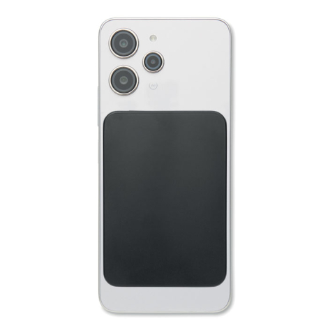 Vue arrière d’un smartphone blanc équipé du powerbank magnétique noir fixé sur sa partie inférieure.