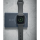 Montre connectée posée sur la zone de charge circulaire d’une batterie externe bleu foncé, avec symbole de charge affiché à l’éc Montre connectée posée sur la zone de charge circulaire d’une batterie externe bleu foncé, avec symbole de charge affiché à l’éc