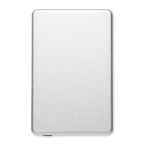 Vue de la face unie d’une batterie externe argentée de forme rectangulaire aux angles arrondis.