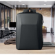 Sac à dos noir présenté de face sur une table dans un espace intérieur, mettant en évidence sa façade rigide aux lignes géométri Sac à dos noir présenté de face sur une table dans un espace intérieur, mettant en évidence sa façade rigide aux lignes géométri