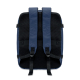 Vue arrière d’un sac à dos cabine bleu marine avec deux bretelles réglables et dos rembourré en maille noire. Un passant horizon Vue arrière d’un sac à dos cabine bleu marine avec deux bretelles réglables et dos rembourré en maille noire. Un passant horizon