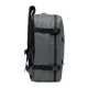 Sac à dos cabine gris vu de profil, avec plusieurs compartiments zippés et deux sangles latérales de compression à boucles. Sac à dos cabine gris vu de profil, avec plusieurs compartiments zippés et deux sangles latérales de compression à boucles.