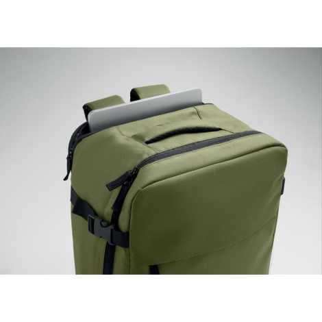 Vue rapprochée du haut d’un sac à dos cabine vert kaki avec poignée supérieure, fermetures zippées et ordinateur portable partie