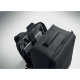 Sac à dos noir ouvert montrant un compartiment intérieur rembourré dans lequel est placé un ordinateur portable. Sac à dos noir ouvert montrant un compartiment intérieur rembourré dans lequel est placé un ordinateur portable.