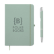 Carnet A5 vert clair fermé avec élastique vertical, accompagné d’un stylo assorti aux finitions métalliques, avec un logo et une Carnet A5 vert clair fermé avec élastique vertical, accompagné d’un stylo assorti aux finitions métalliques, avec un logo et une